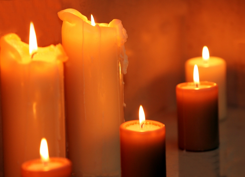 445960-row-of-burning-candles